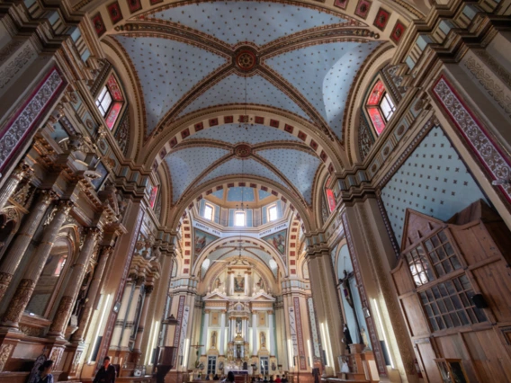 Interior san luis potosi cathedral, big columns and altar 
