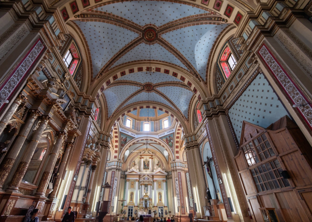 Interior san luis potosi cathedral, big columns and altar 